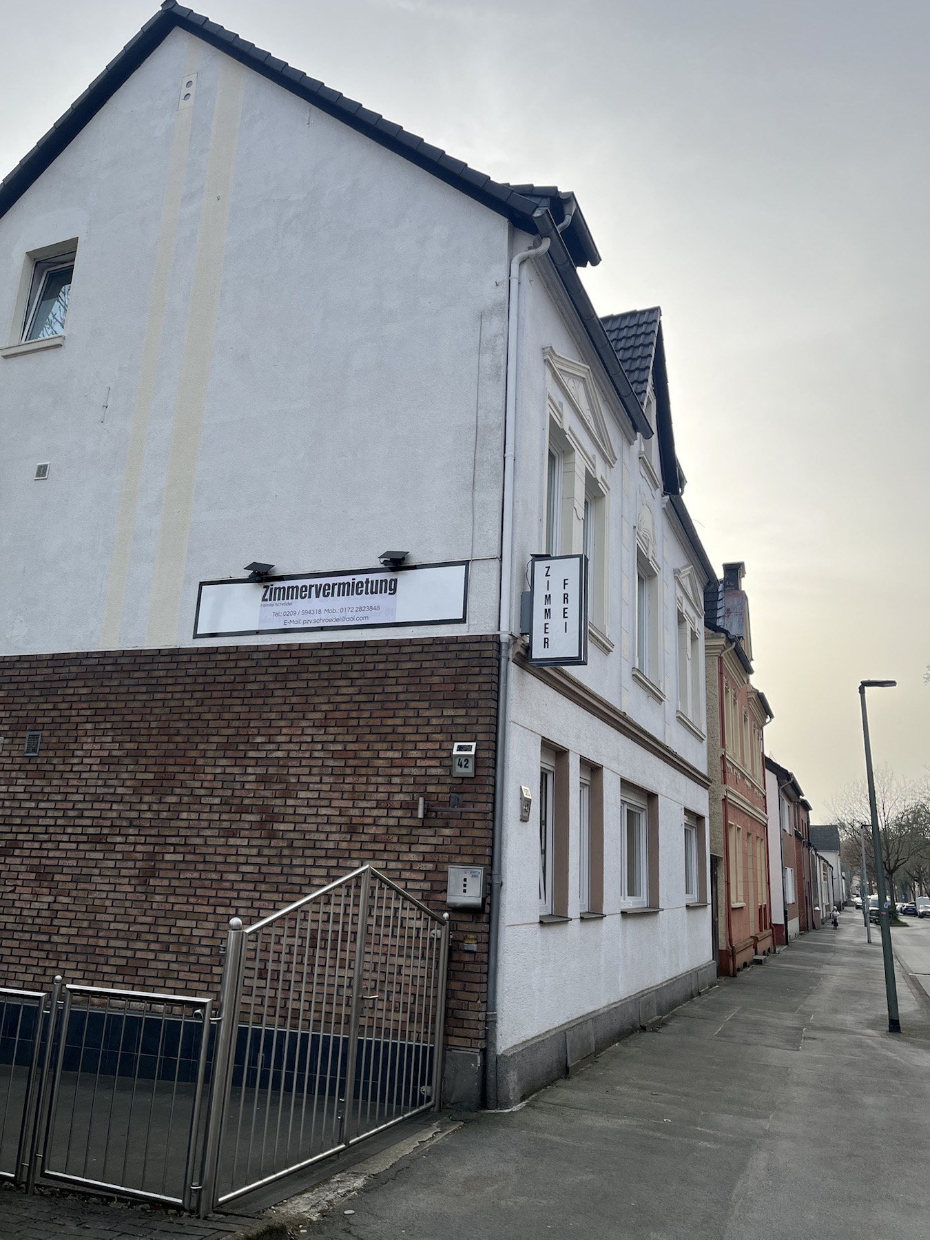 Gebäudeansicht und Eingangsbereich der Unterkunft