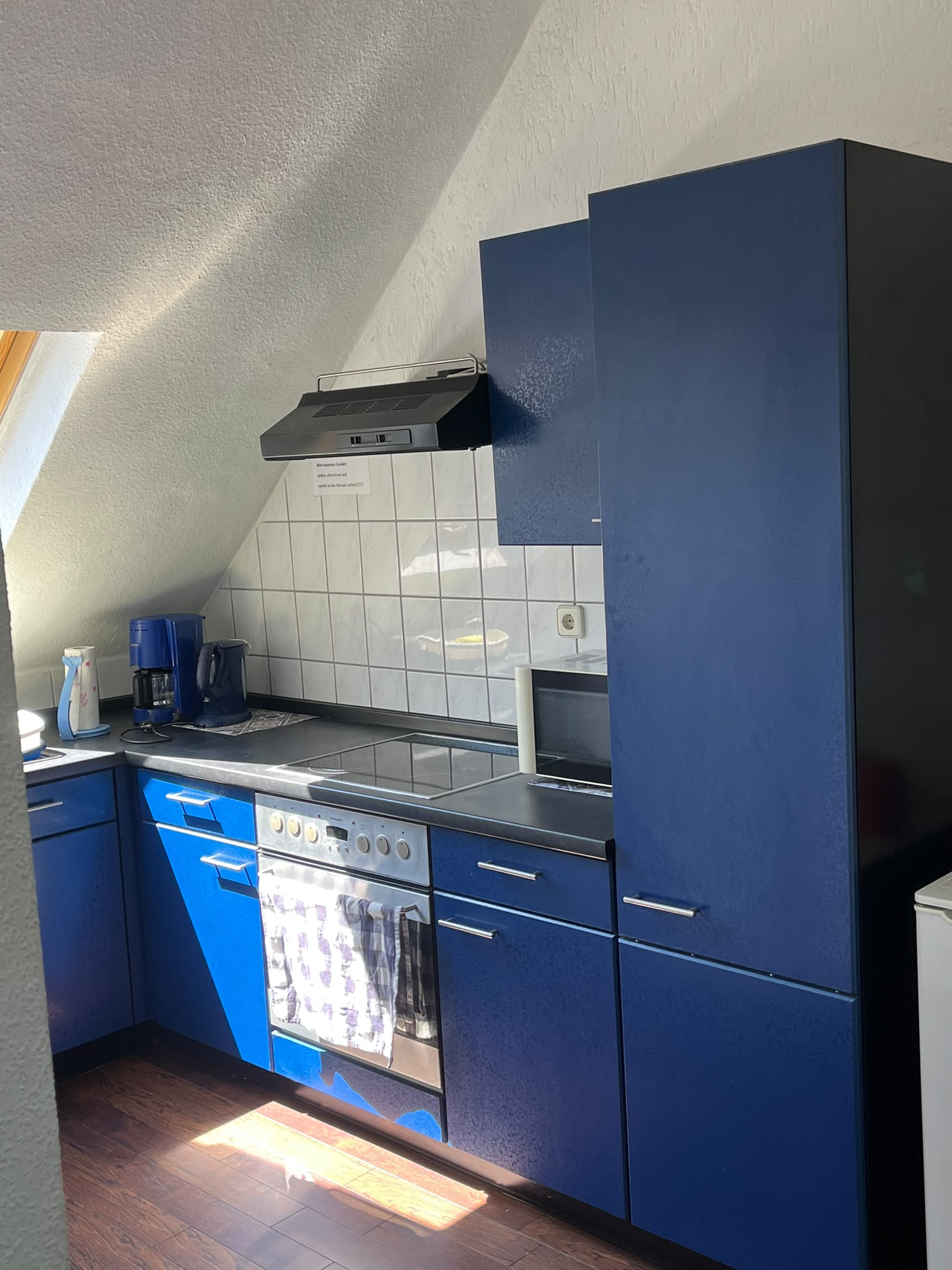 Gemeinschaftsküche in der 3. Etage mit blauer Küchenzeile
