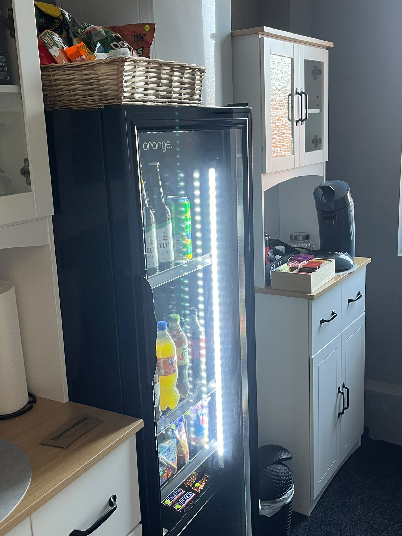 Kaffeebar und Snackbar mit Getränkekühlschrank, Kaffee und Snacks